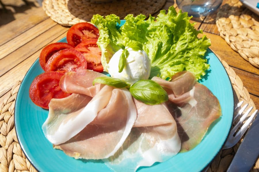 Piatto Bufala, crudo e pomodori