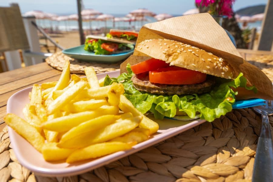 Hamburger e patatine fritte
