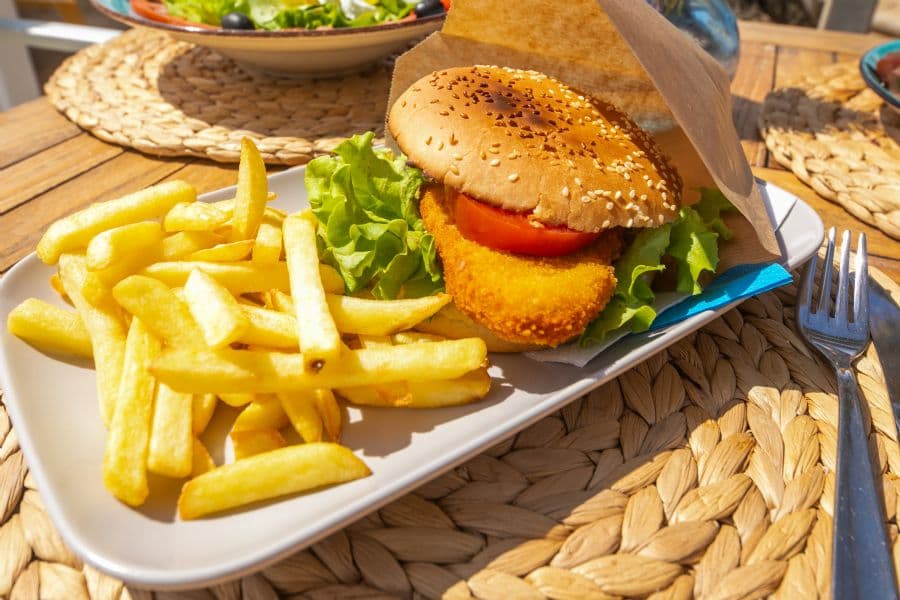 Chickenburger e patatine fritte